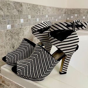 Isabel Toledo . Size 8. Strappy high heel. Black and Cream